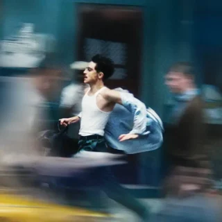 Timothée Chalamet como Marty Mauser correndo em cena do filme Marty Supreme (2025)