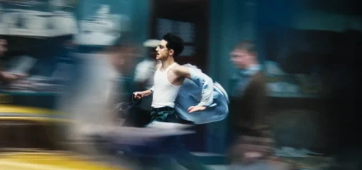 Timothée Chalamet como Marty Mauser correndo em cena do filme Marty Supreme (2025)