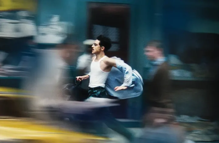 Timothée Chalamet como Marty Mauser correndo em cena do filme Marty Supreme (2025)