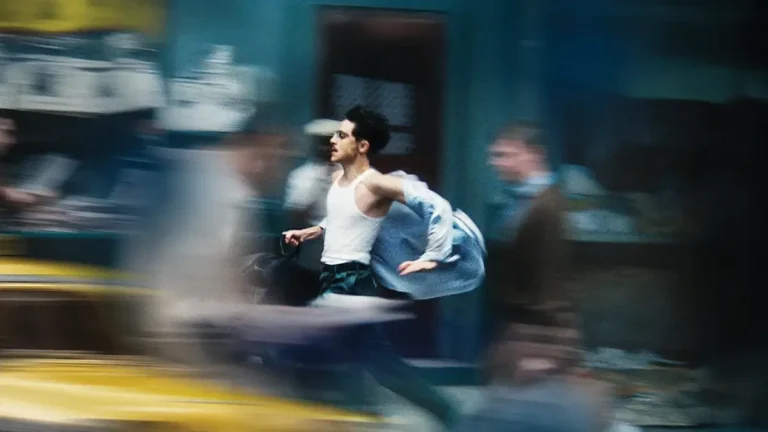 Timothée Chalamet como Marty Mauser correndo em cena do filme Marty Supreme (2025)