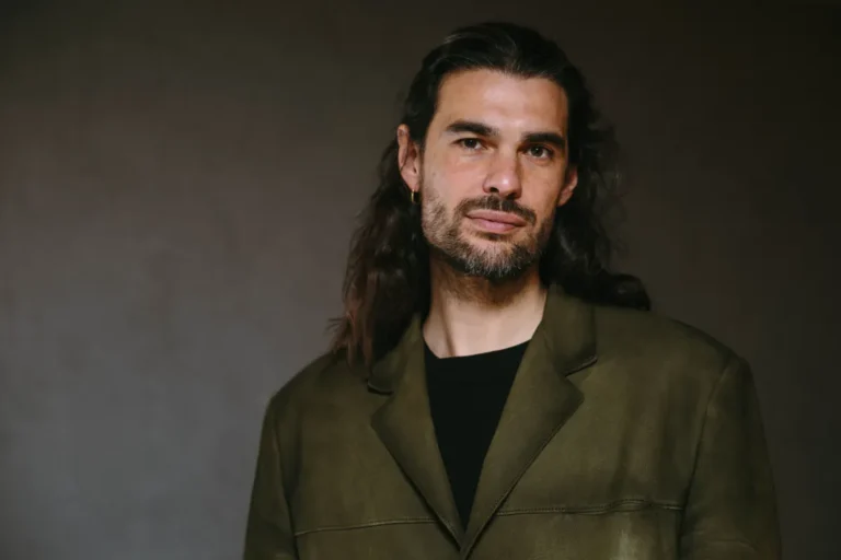 O Diretor de Sirât e o “Sapato no Oscar”: quem é Oliver Laxe — e por que irritou o Brasil