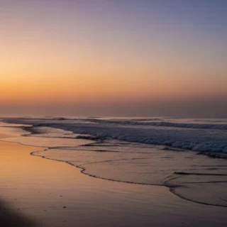 Praia ao entardecer simbolizando o silêncio e a ausência no caso do cão Orelha