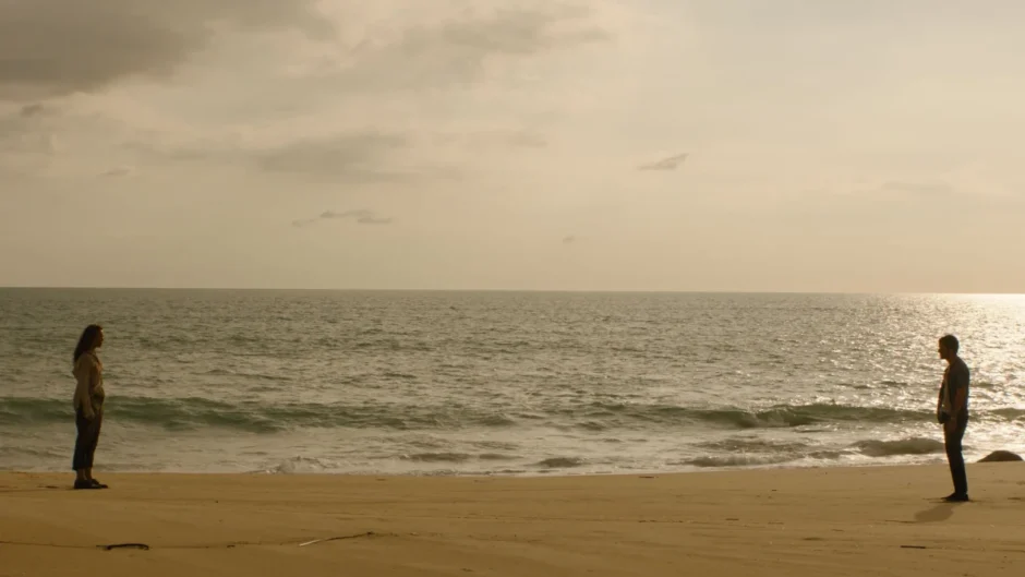 Cena do filme Socorro (2026), de Sam Raimi, com Rachel McAdams em ambiente de tensão corporativa