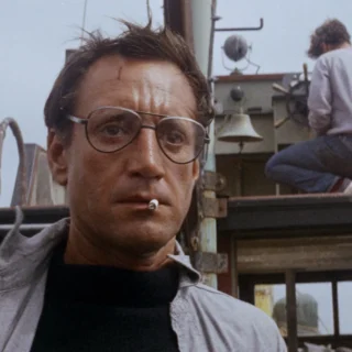 Cena de Tubarão mostrando Roy Scheider no barco ao ver o tubarão pela primeira vez