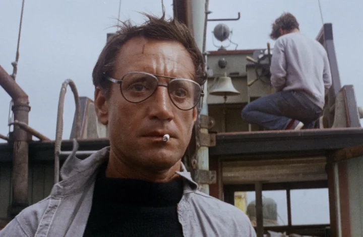 Cena de Tubarão mostrando Roy Scheider no barco ao ver o tubarão pela primeira vez
