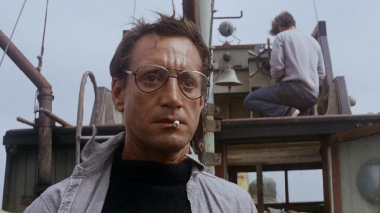 Cena de Tubarão mostrando Roy Scheider no barco ao ver o tubarão pela primeira vez