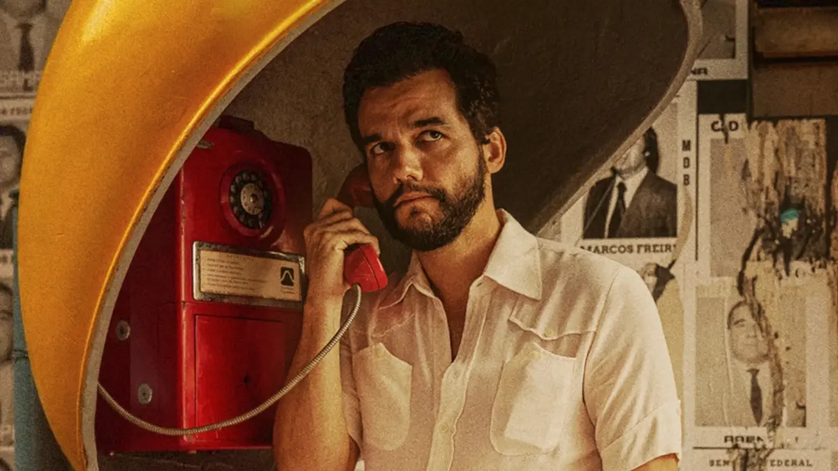 Quando a Memória Fala Mais Alto: Wagner Moura e o Peso da Ditadura 1 Wagner Moura em cena do filme O Agente Secreto usando um orelhão durante a ditadura militar no Brasil