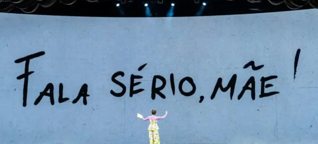 Cena do musical Fala Sério, Mãe no Rio com mash-up entre músicas de Sandy e Pitty no palco