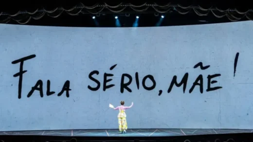 Cena do musical Fala Sério, Mãe no Rio com mash-up entre músicas de Sandy e Pitty no palco