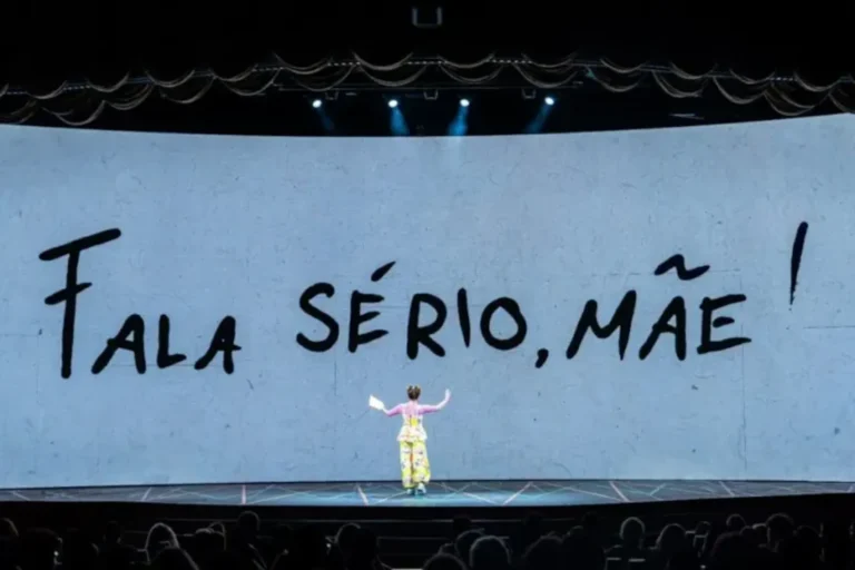 Cena do musical Fala Sério, Mãe no Rio com mash-up entre músicas de Sandy e Pitty no palco