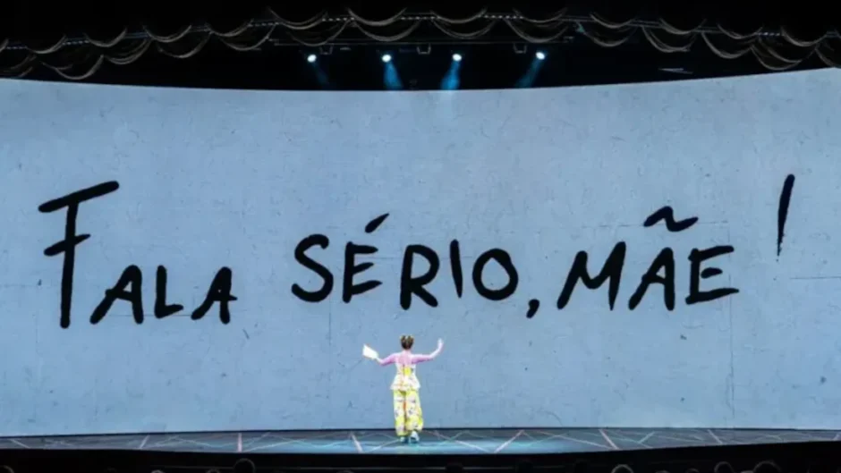 Cena do musical Fala Sério, Mãe no Rio com mash-up entre músicas de Sandy e Pitty no palco