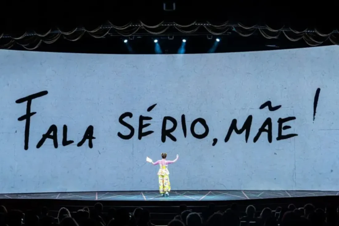 Cena do musical Fala Sério, Mãe no Rio com mash-up entre músicas de Sandy e Pitty no palco