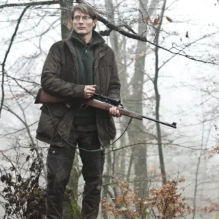 Mads Mikkelsen em A Caça (2012), filme sobre injustiça coletiva e julgamento social