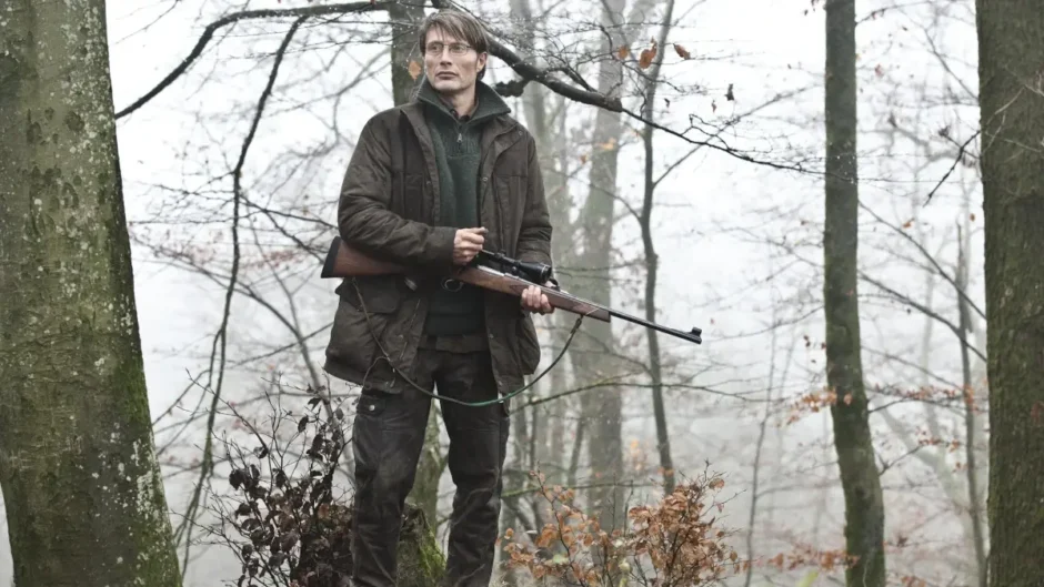 Mads Mikkelsen em A Caça (2012), filme sobre injustiça coletiva e julgamento social