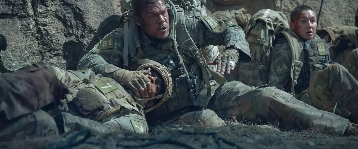 Alan Ritchson em cena do filme Máquina de Guerra, novo filme de guerra da Netflix