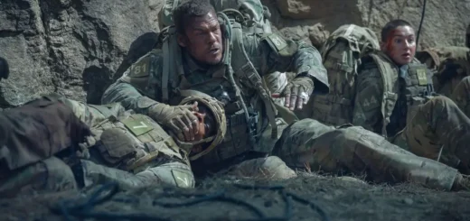 Alan Ritchson em cena do filme Máquina de Guerra, novo filme de guerra da Netflix