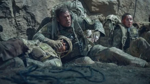 Alan Ritchson em cena do filme Máquina de Guerra, novo filme de guerra da Netflix