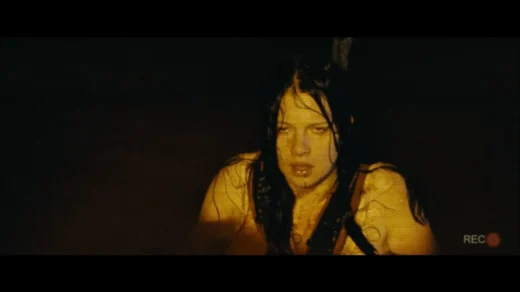 Protagonista do filme Animais Perigosos (2025) em cena de suspense no mar, representando o terror psicológico e a vulnerabilidade da personagem