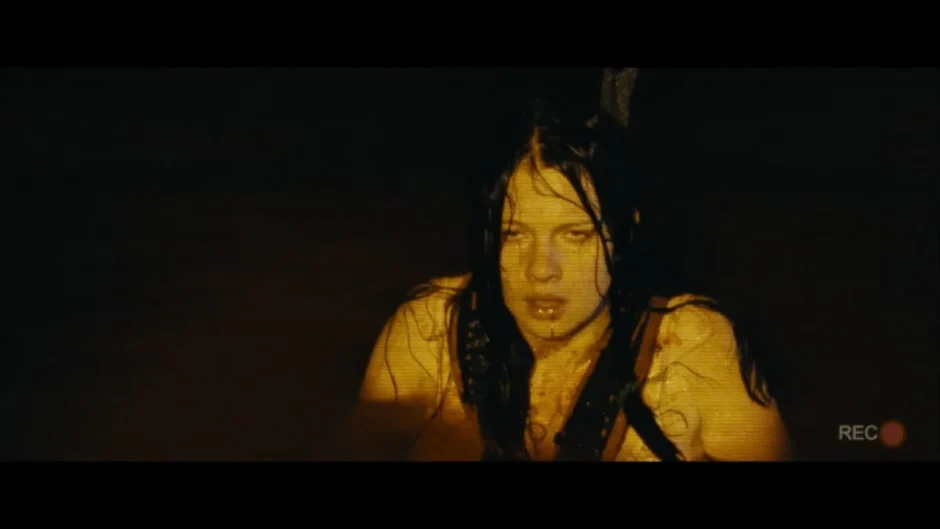 Protagonista do filme Animais Perigosos (2025) em cena de suspense no mar, representando o terror psicológico e a vulnerabilidade da personagem