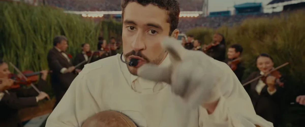 Bad Bunny durante o show do intervalo do Super Bowl 2026, apresentação histórica que gerou críticas de Donald Trump.