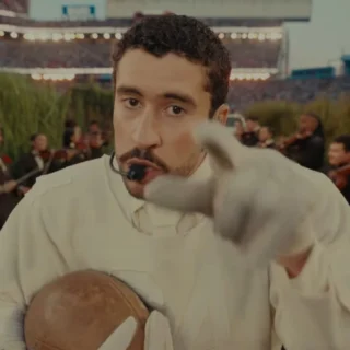 Bad Bunny durante o show do intervalo do Super Bowl 2026, apresentação histórica que gerou críticas de Donald Trump.
