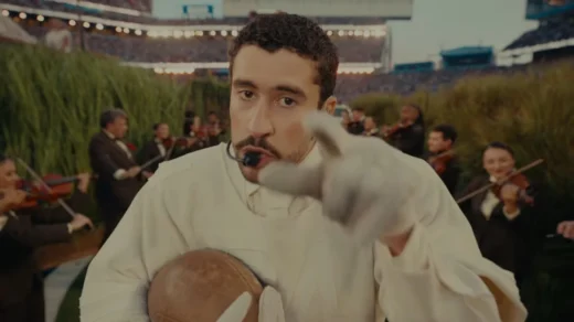 Bad Bunny durante o show do intervalo do Super Bowl 2026, apresentação histórica que gerou críticas de Donald Trump.