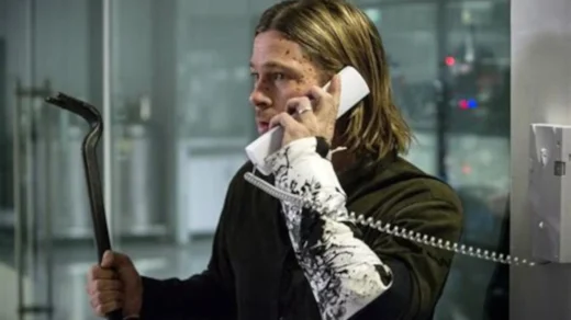 Brad Pitt em Guerra Mundial Z durante cena em que Gerry Lane fala ao telefone em meio ao colapso