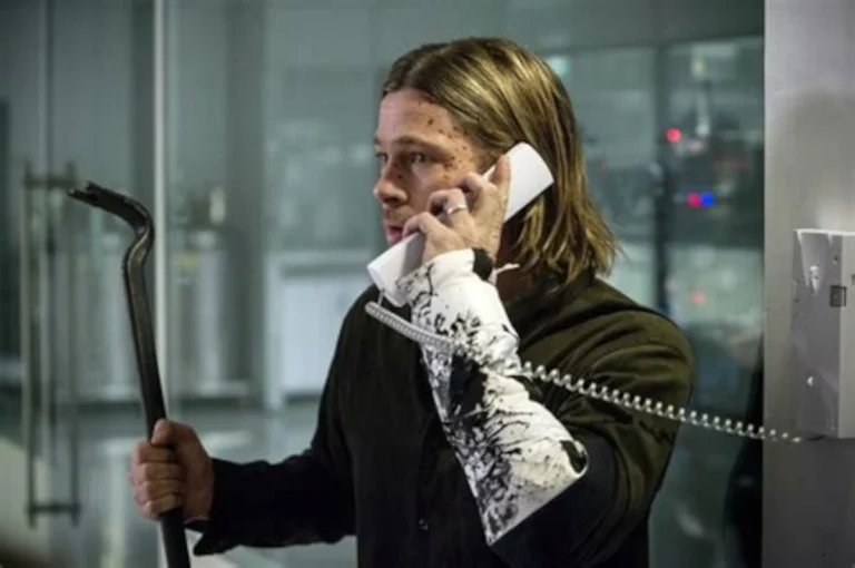 Brad Pitt em Guerra Mundial Z durante cena em que Gerry Lane fala ao telefone em meio ao colapso