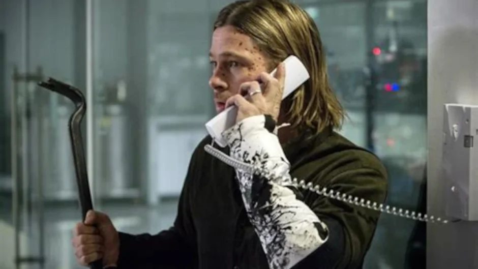 Brad Pitt em Guerra Mundial Z durante cena em que Gerry Lane fala ao telefone em meio ao colapso