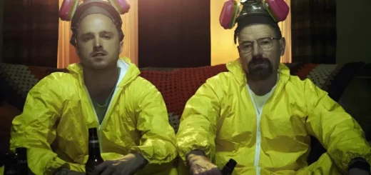 Walter White e Jesse Pinkman em Breaking Bad usando macacões amarelos, imagem icônica da série
