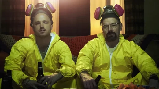 Walter White e Jesse Pinkman em Breaking Bad usando macacões amarelos, imagem icônica da série