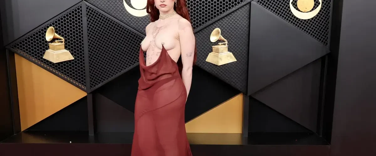Chappell Roan no Grammy 2026 usando vestido transparente vermelho no tapete vermelho