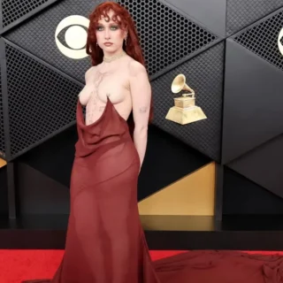 Chappell Roan no Grammy 2026 usando vestido transparente vermelho no tapete vermelho