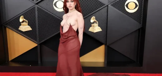 Chappell Roan no Grammy 2026 usando vestido transparente vermelho no tapete vermelho