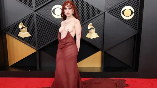 Chappell Roan no Grammy 2026 usando vestido transparente vermelho no tapete vermelho