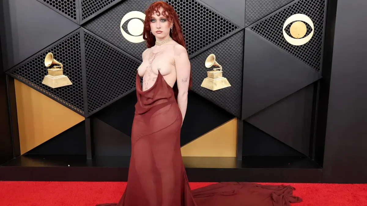 Transparência e Espetáculo: Como o Look de Chappell Roan Reconfigurou o Tapete Vermelho do Grammy 2026 1 Chappell Roan no Grammy 2026 usando vestido transparente vermelho no tapete vermelho