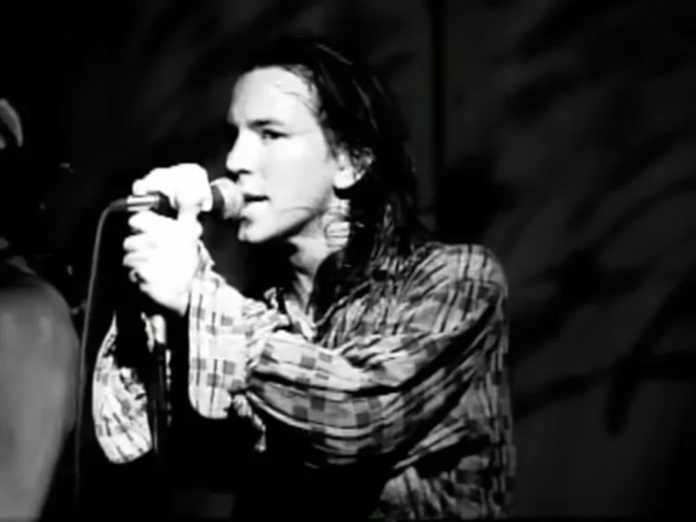 Alive: A Canção Que Sobreviveu ao Próprio Significado 11 Eddie Vedder cantando Alive em apresentação do Pearl Jam