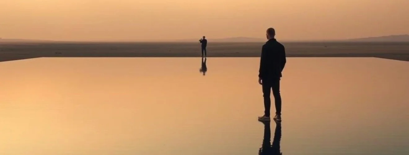 Imagem minimalista representando o conceito de enquadramento no cinema, com figuras humanas isoladas em espaço amplo e vazio