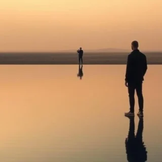 Imagem minimalista representando o conceito de enquadramento no cinema, com figuras humanas isoladas em espaço amplo e vazio