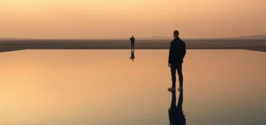 Imagem minimalista representando o conceito de enquadramento no cinema, com figuras humanas isoladas em espaço amplo e vazio