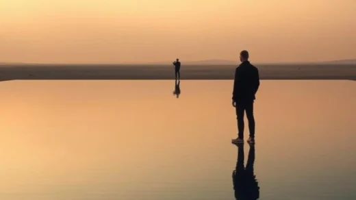 Imagem minimalista representando o conceito de enquadramento no cinema, com figuras humanas isoladas em espaço amplo e vazio
