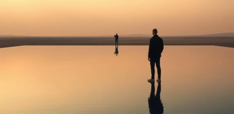 Imagem minimalista representando o conceito de enquadramento no cinema, com figuras humanas isoladas em espaço amplo e vazio