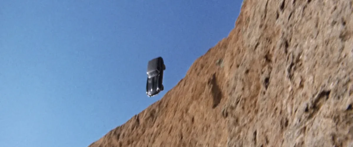 Jaguar caindo do penhasco em Ensina-me a Viver (1971)