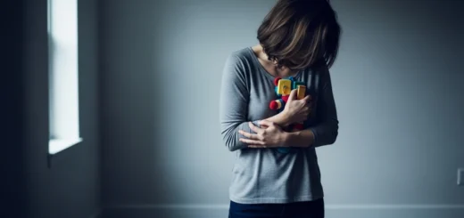 Imagem conceitual de mulher em ambiente doméstico segurando brinquedo infantil, simbolizando luto, família e reflexão emocional