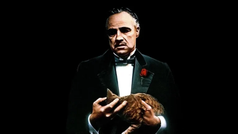 Vito Corleone segura um gato em cena de O Poderoso Chefão, símbolo da autoridade silenciosa e do poder simbólico no cinema