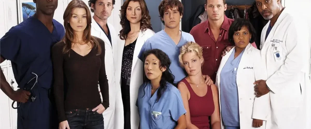 Elenco médico em foto promocional de Grey’s Anatomy em ambiente hospitalar