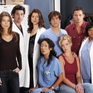 Elenco médico em foto promocional de Grey’s Anatomy em ambiente hospitalar
