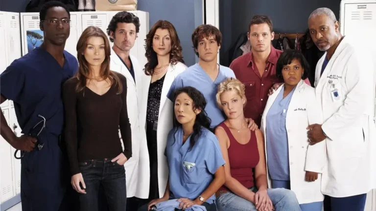 Elenco médico em foto promocional de Grey’s Anatomy em ambiente hospitalar