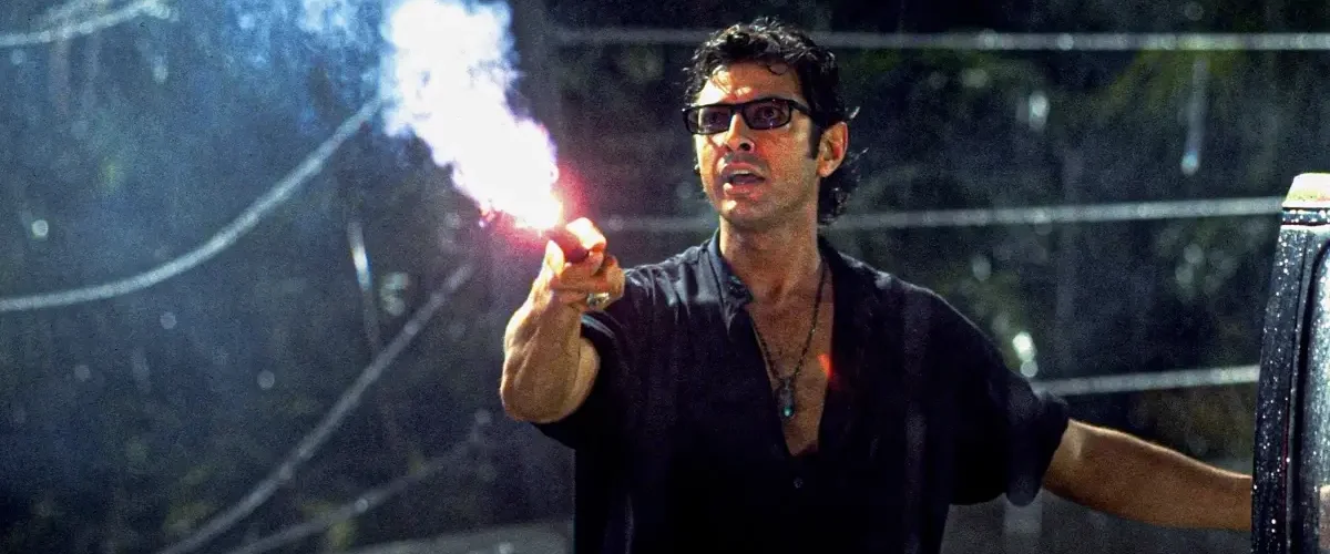 Ian Malcolm segurando um flare em Jurassic Park