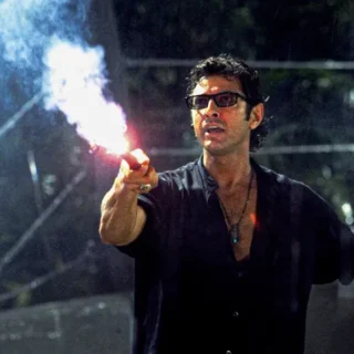Ian Malcolm segurando um flare em Jurassic Park